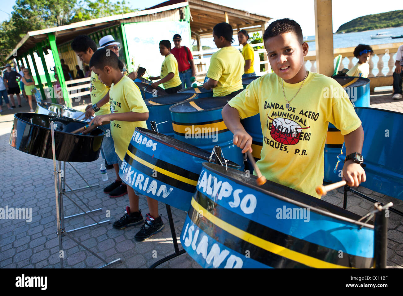 Les enfants de l'école de l'île Vieques steel drum band effectuer le long du front de mer dans l'île de Vieques, Puerto Rico. Banque D'Images Les enfants de l'école de l'île Vieques steel drum band effectuer le long du front de mer dans l'île de Vieques, Puerto Rico. Banque D'Images