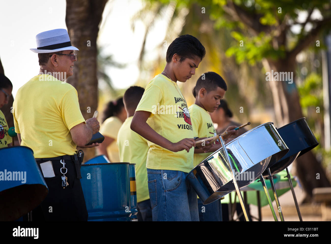 Les enfants de l'école de l'île Vieques steel drum band effectuer le long du front de mer dans l'île de Vieques, Puerto Rico. Banque D'Images Les enfants de l'école de l'île Vieques steel drum band effectuer le long du front de mer dans l'île de Vieques, Puerto Rico. Banque D'Images