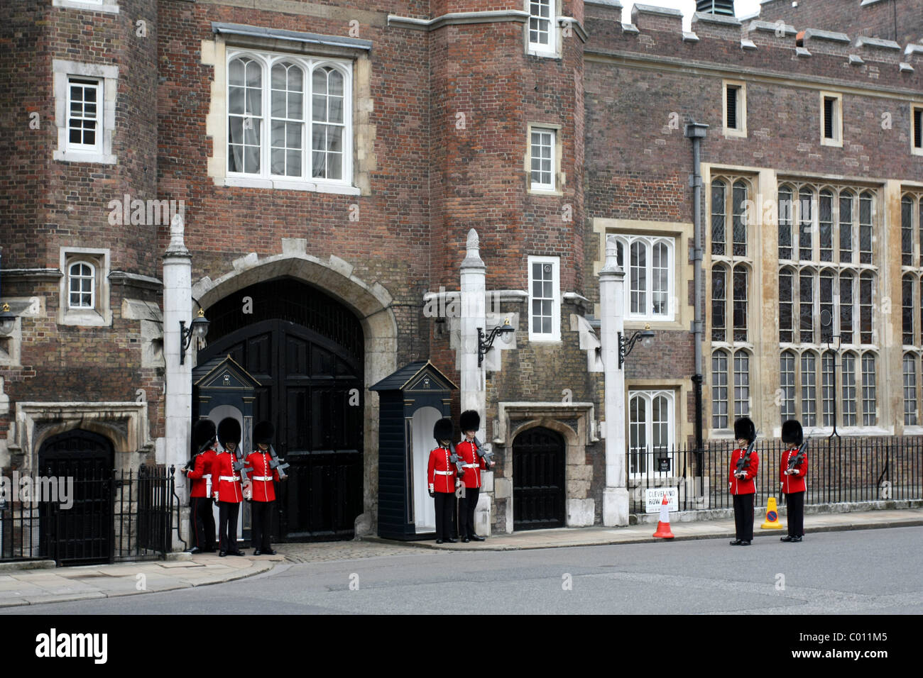 Des gardes au Palais de St James, Londres Banque D'Images