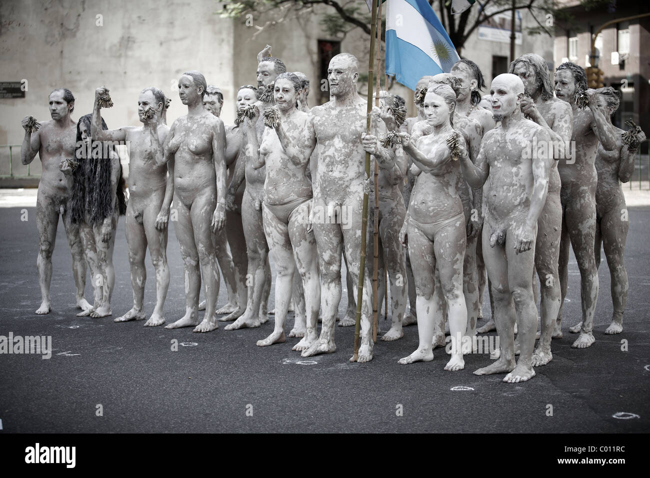Groupe de jeunes nudistes lexpression artistique en faveur des peuples  autochtones à Buenos Aires, Argentine Photo Stock - Alamy