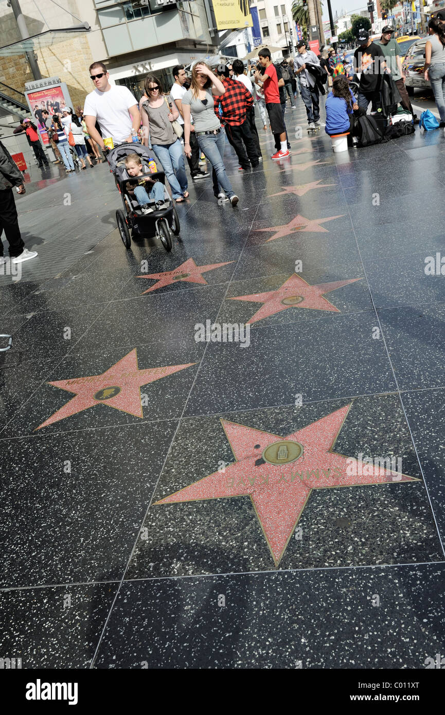 HOLLYWOOD - 2 Avril : Le Hollywood Walk of Fame sur Hollywood Boulevard attire les touristes de partout dans le monde. Banque D'Images