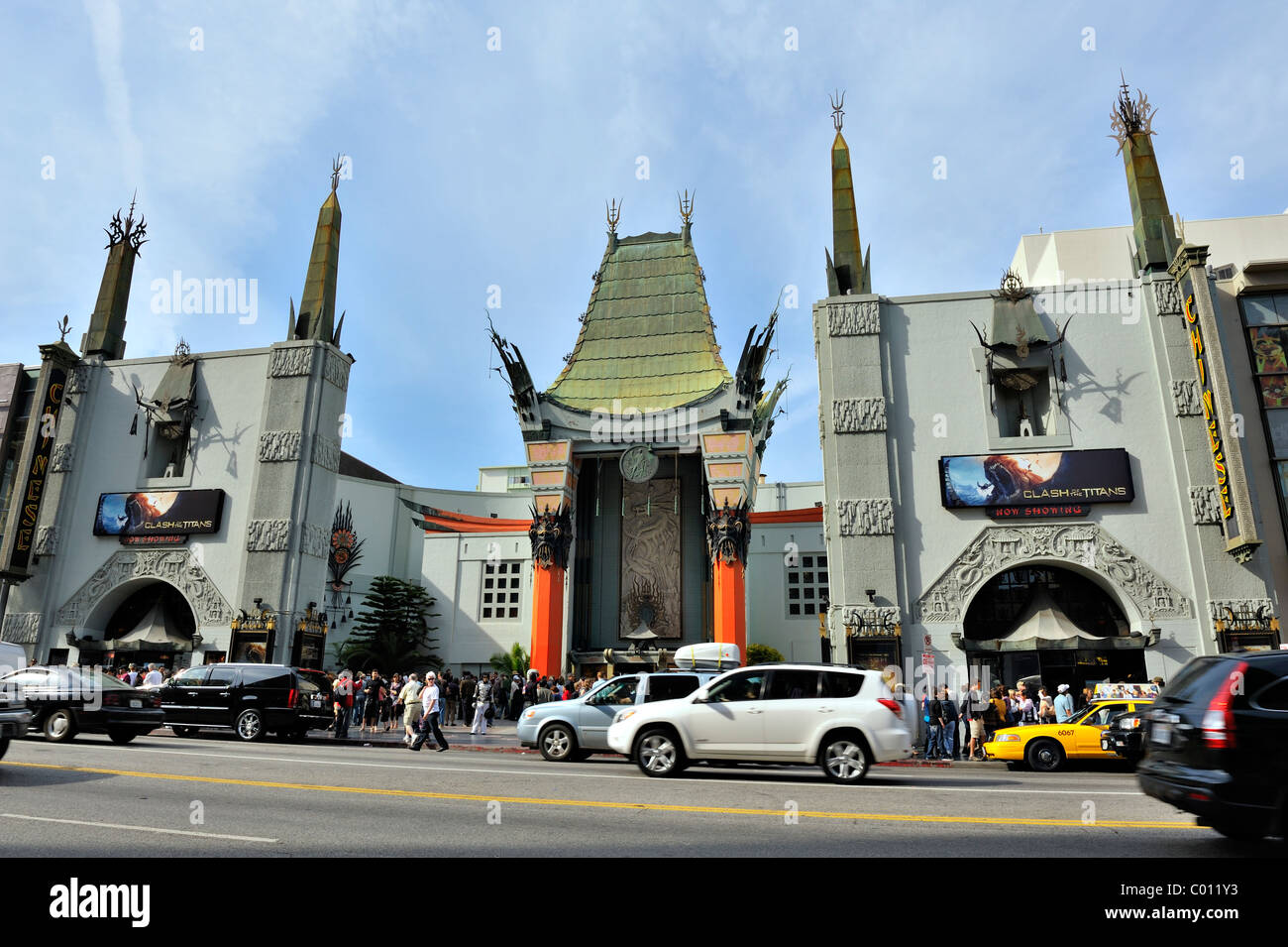 HOLLYWOOD - 2 Avril : Le légendaire Grauman's Chinese Theatre à Hollywood est un must pour les touristes, on voit ici le 2 avril 2010. Banque D'Images
