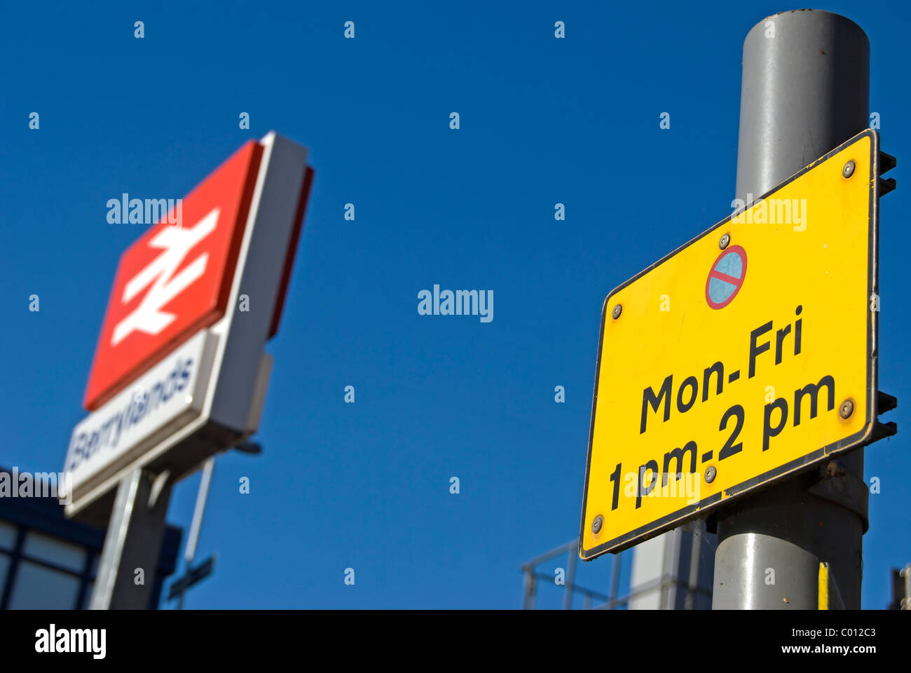 Aucun signe d'attente avec des temps de fonctionnement à l'extérieur de la gare berrylands, Surrey, Angleterre Banque D'Images