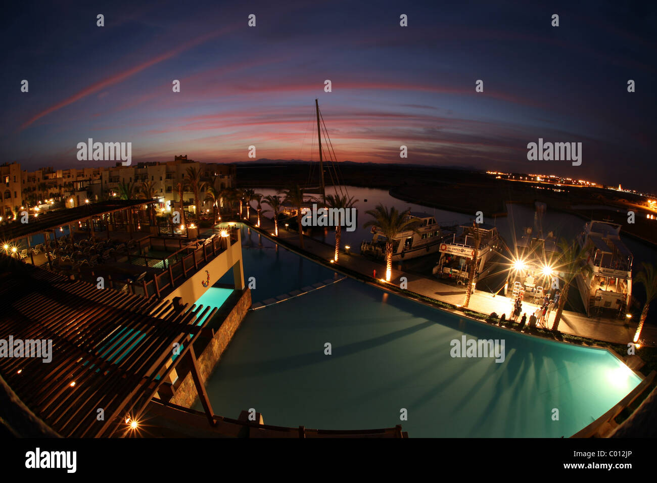 Coucher de soleil sur la marina de Port Ghalib, vu de l'Coral Beach Marina Lodge en Egypte. Banque D'Images