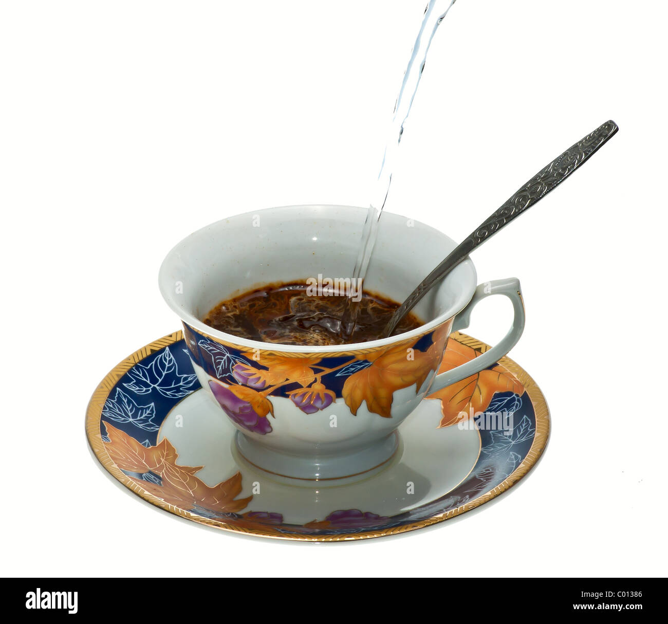 Pour remplir le sucre et le café dans une tasse blanche est isolé Banque D'Images