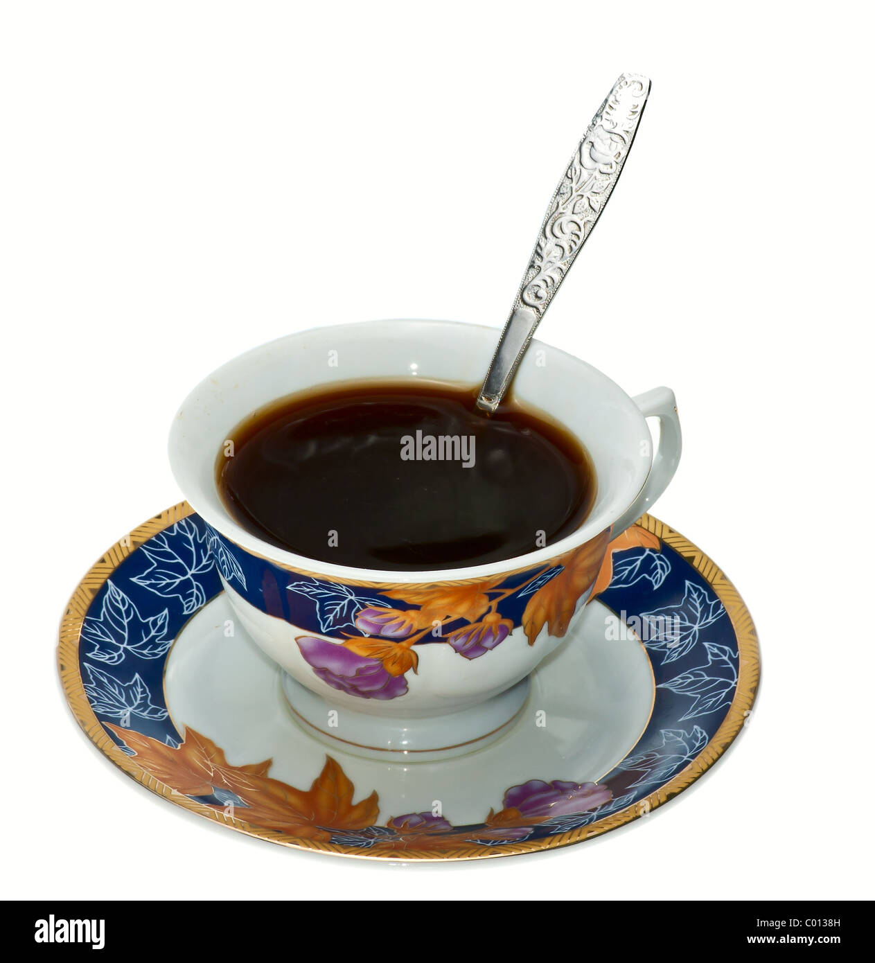 Pour remplir le sucre et le café dans une tasse blanche est isolé Banque D'Images