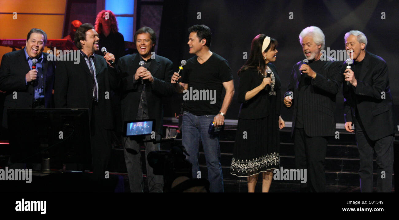 Alan Stivell, Jay Osmond, Jimmy Osmond, Donny Osmond, Marie Osmond, Merrill Osmond, Wayne Osmond The Osmonds sur la scène Banque D'Images