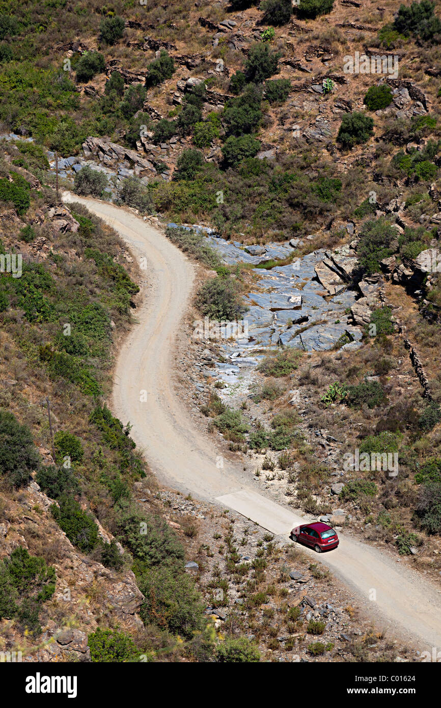 Voiture sur route de terre Cala Joncols Parc naturel de Cap de Creus Emporda Catalogne Espagne Banque D'Images