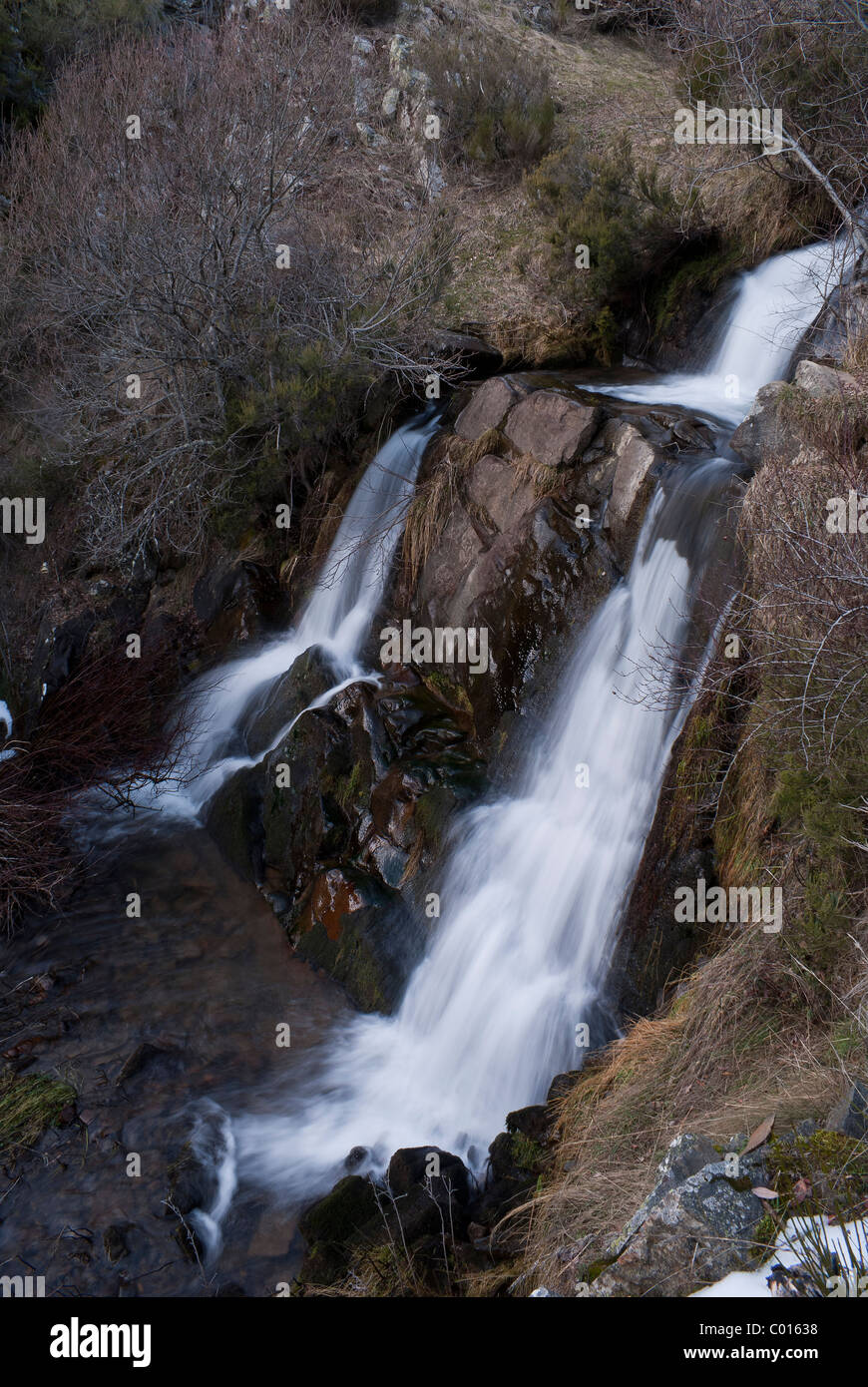 Cascade dans un ruisseau rocky espagnol dans le nord de l'Espagne sur la route de "calderones' Banque D'Images