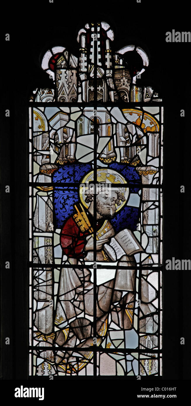 Vitraux du XVe siècle représentant Saint Pierre avec les clefs du ciel, Collégiale de St Bartholomew, Tong, Shropshire Banque D'Images