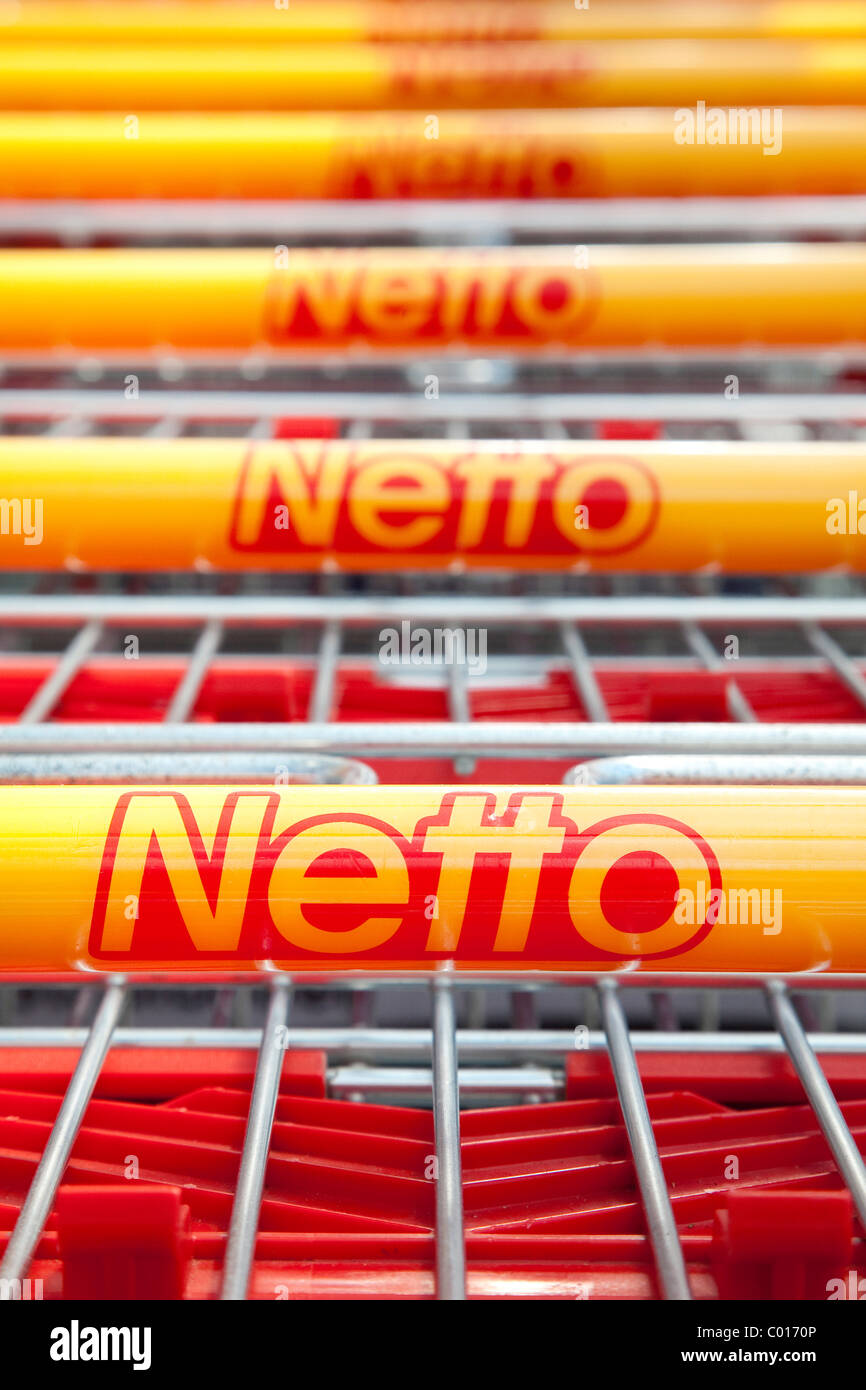 Panier de magasin d'alimentation discount Netto, Heideck, Bavaria, Germany, Europe Banque D'Images