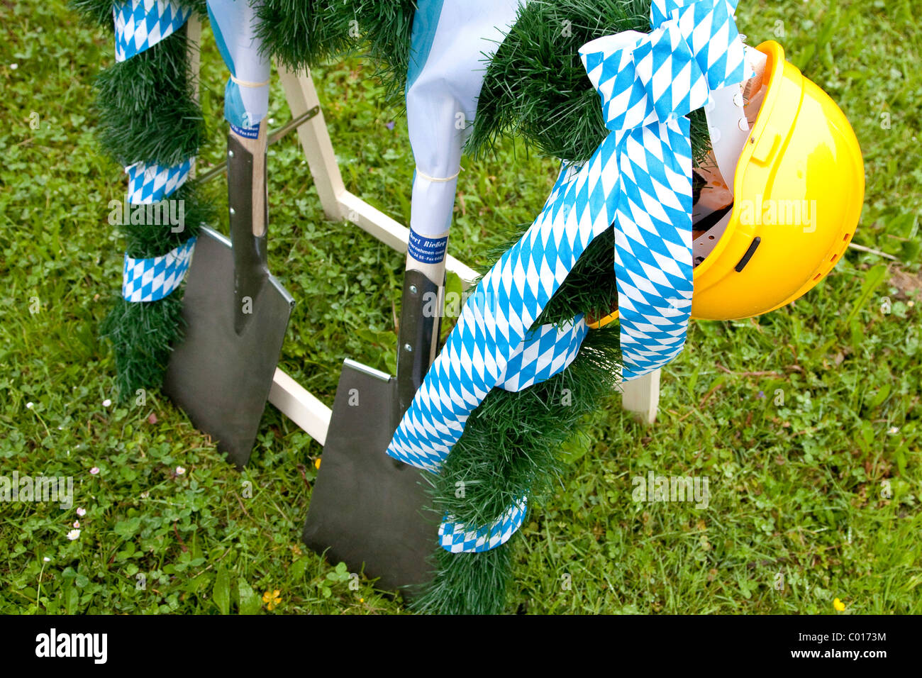 Cérémonie, deux piques et casques, décoré de la fête des couleurs et motif de losange bavarois, Vilshofen Banque D'Images