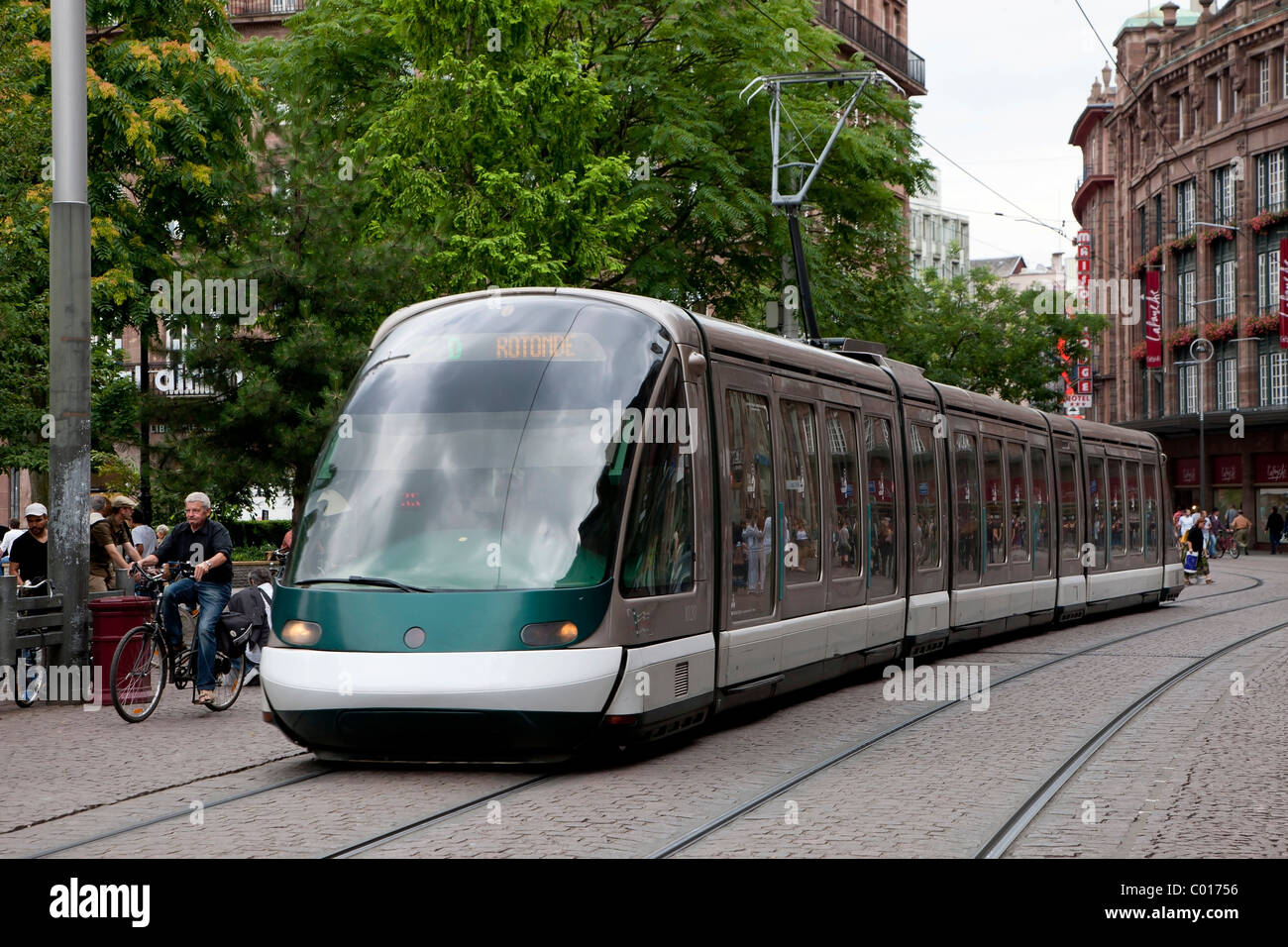 Le tramway urbain moderne à Strasbourg, Alsace, France, Europe Banque D'Images