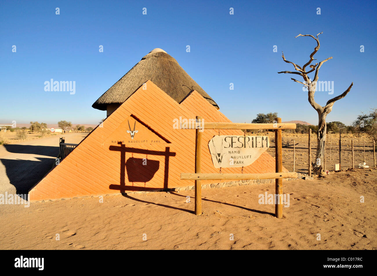 Panneau à l'entrée pour le Namib Naukluft Park, à Sesriem, Namibie, Afrique Banque D'Images