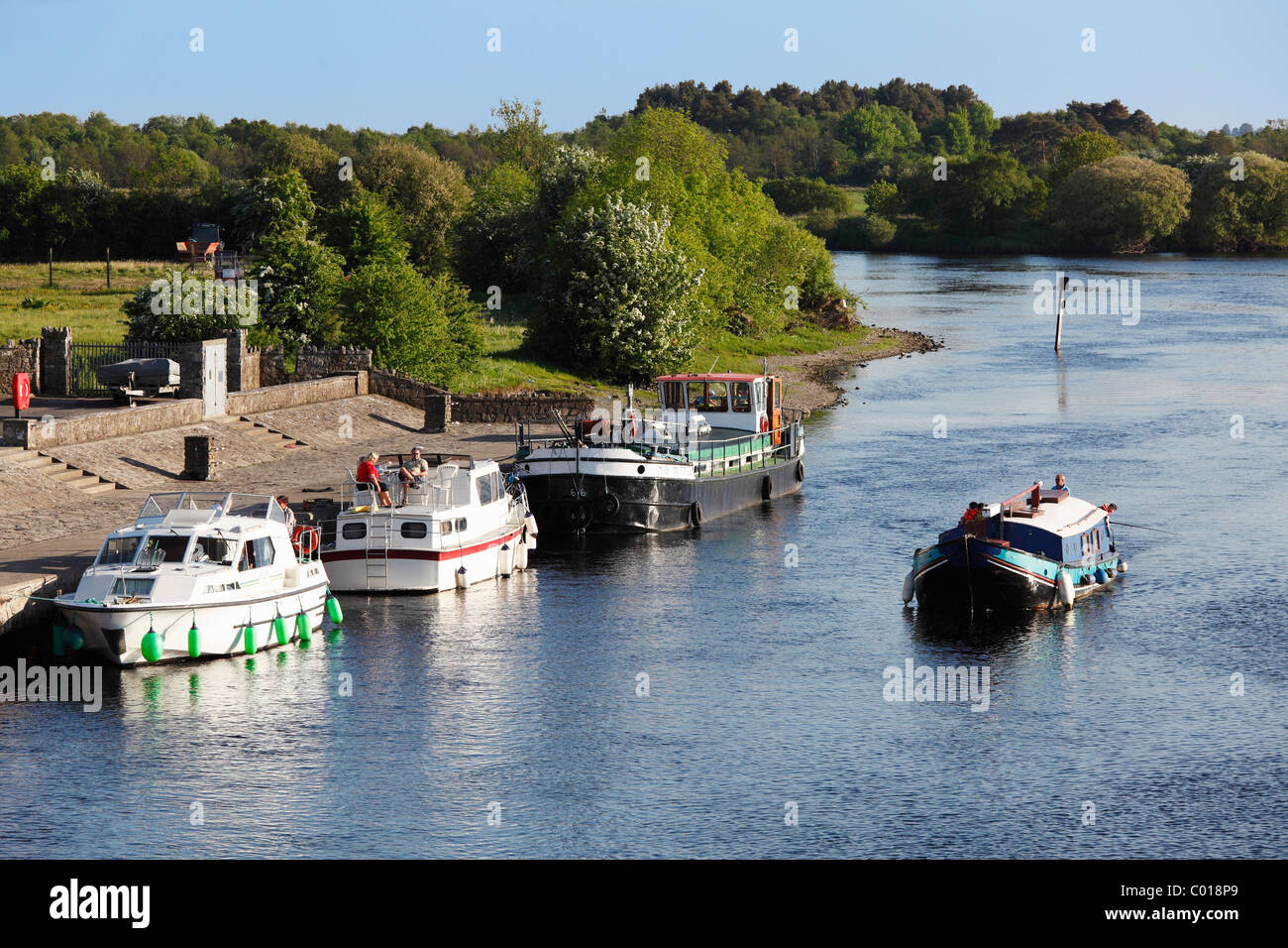 Bateaux sur la rivière Shannon, Shannonbridge, County Offaly, Leinster, République d'Irlande, Europe Banque D'Images