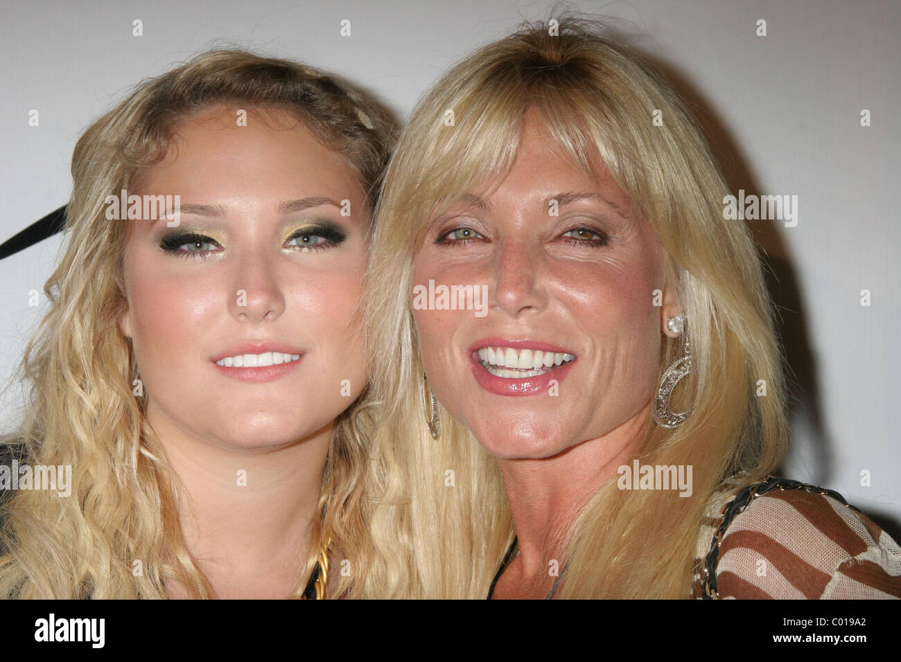 Pamela Bach et sa fille Hayley Hasselhoff Celebrity Catwalk Fashion Show de bienfaisance pour les hautes terres, à Hollywood, CA - Banque D'Images