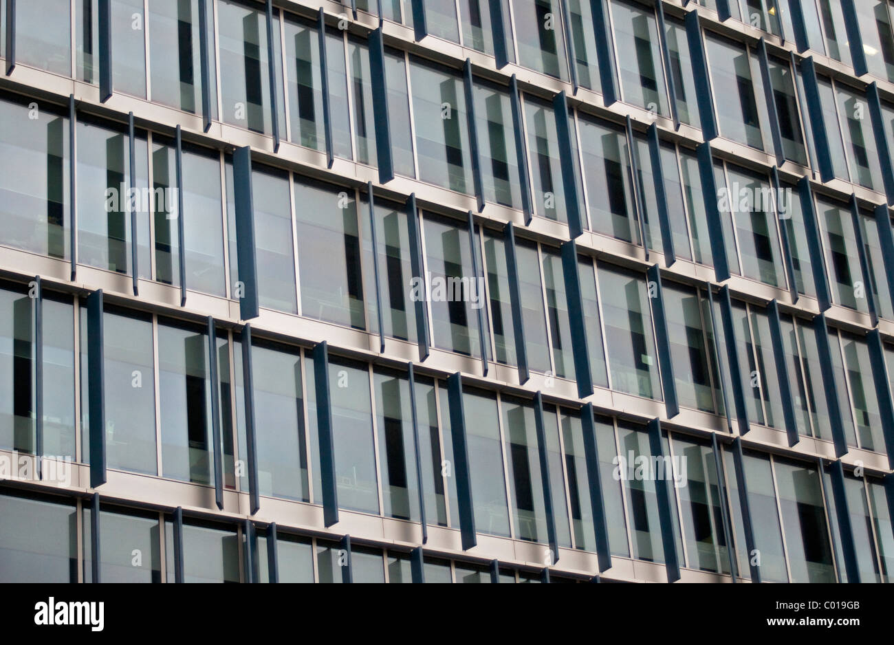 Façade avec ailettes en aluminium, le bâtiment conçu par les Alliés et Morrison, Bankside, Londres, Angleterre, Royaume-Uni Banque D'Images