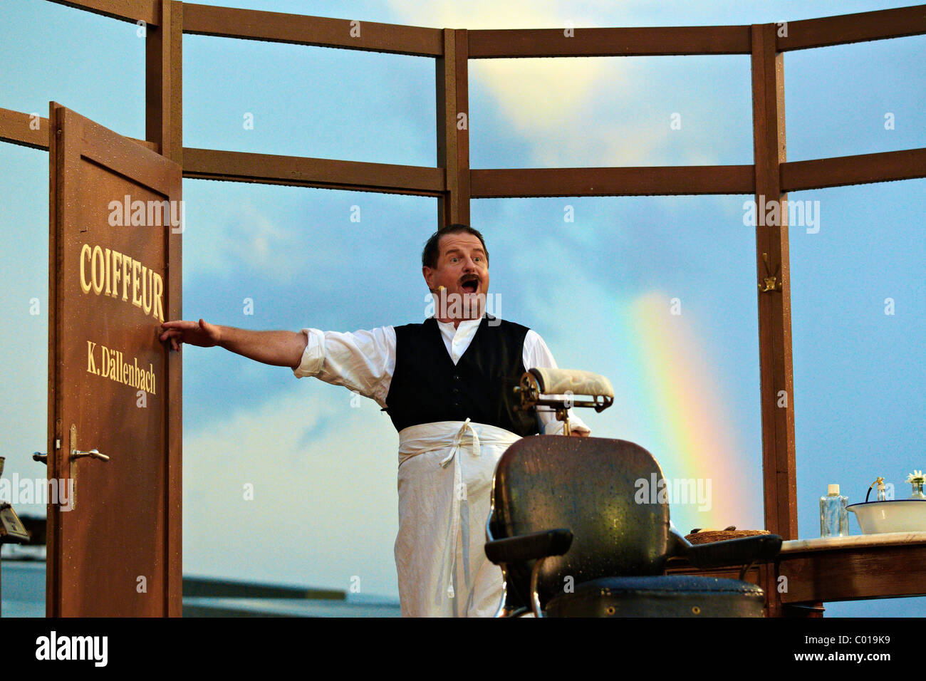 Hans-Peter Mueller-Drossaart Daellebach assumant le rôle de Kari dans son salon de coiffure, Daellebach Kari - la comédie musicale Banque D'Images