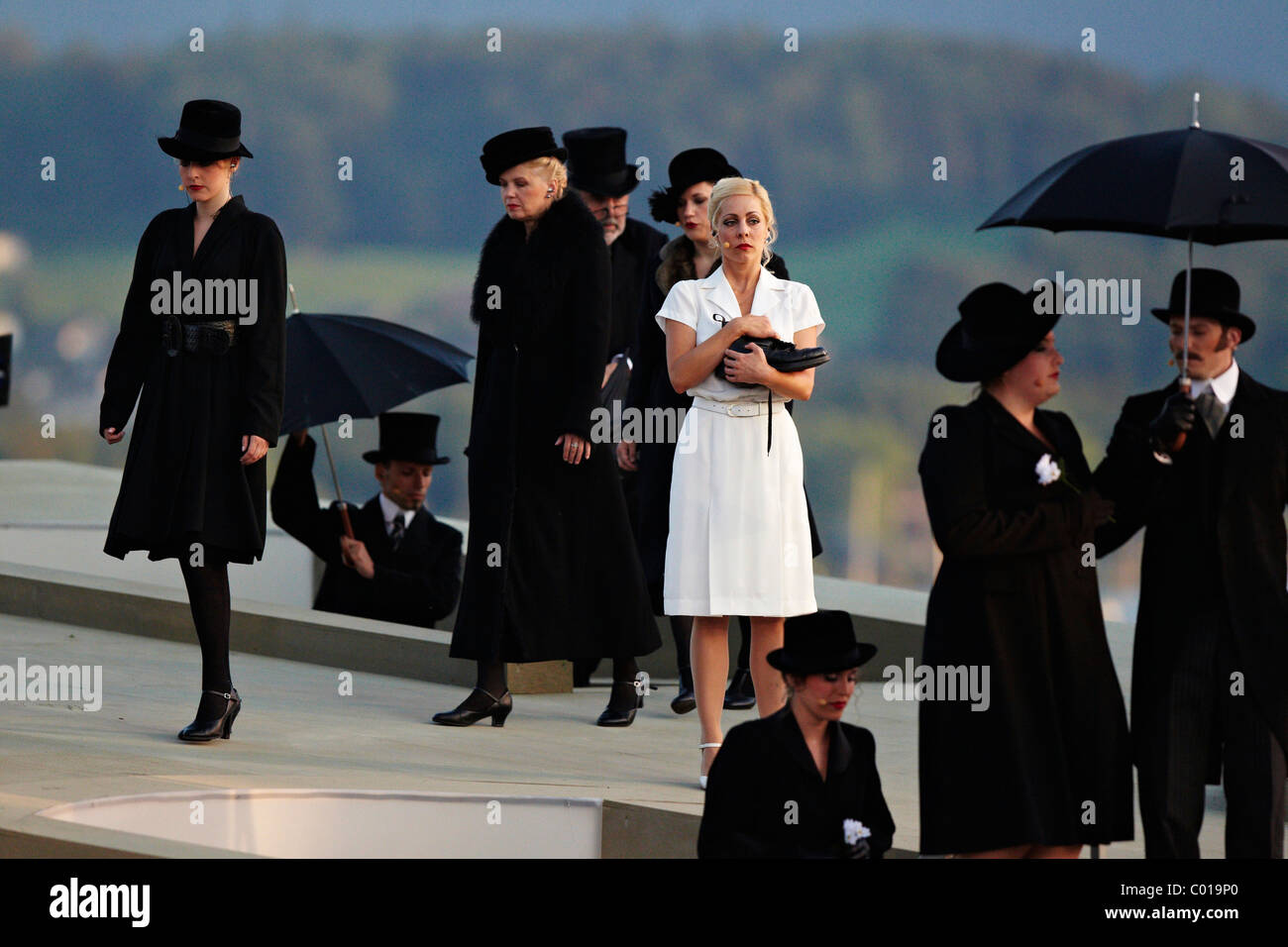 Carin Lavey jouer le rôle d'Annemarie, scène d'ouverture à un enterrement, Daellebach Kari - The Musical, Festival, Thun Thun Banque D'Images