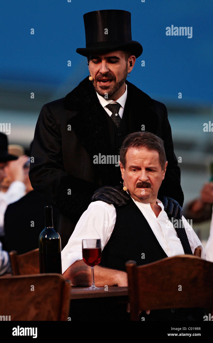 Hans-Peter Mueller-Drossaart Daellebach assumant le rôle de Kari et derrière lui, comme le Sergio-Maurice Vaglio Banque D'Images