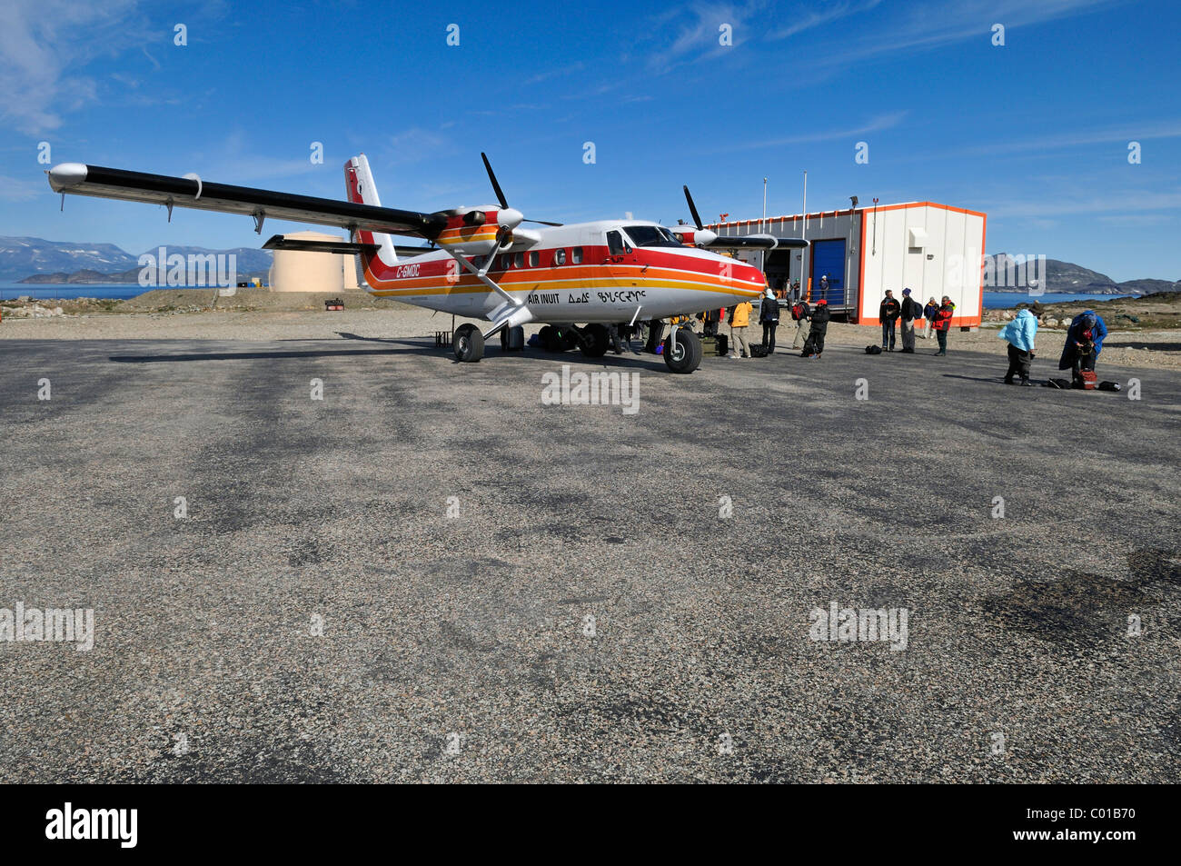 Avion Twinotter Air Inuit sur une petite piste d'atterrissage, Parc National des Monts Torngat, Terre-Neuve et Labrador, Canada, Amérique du Nord Banque D'Images