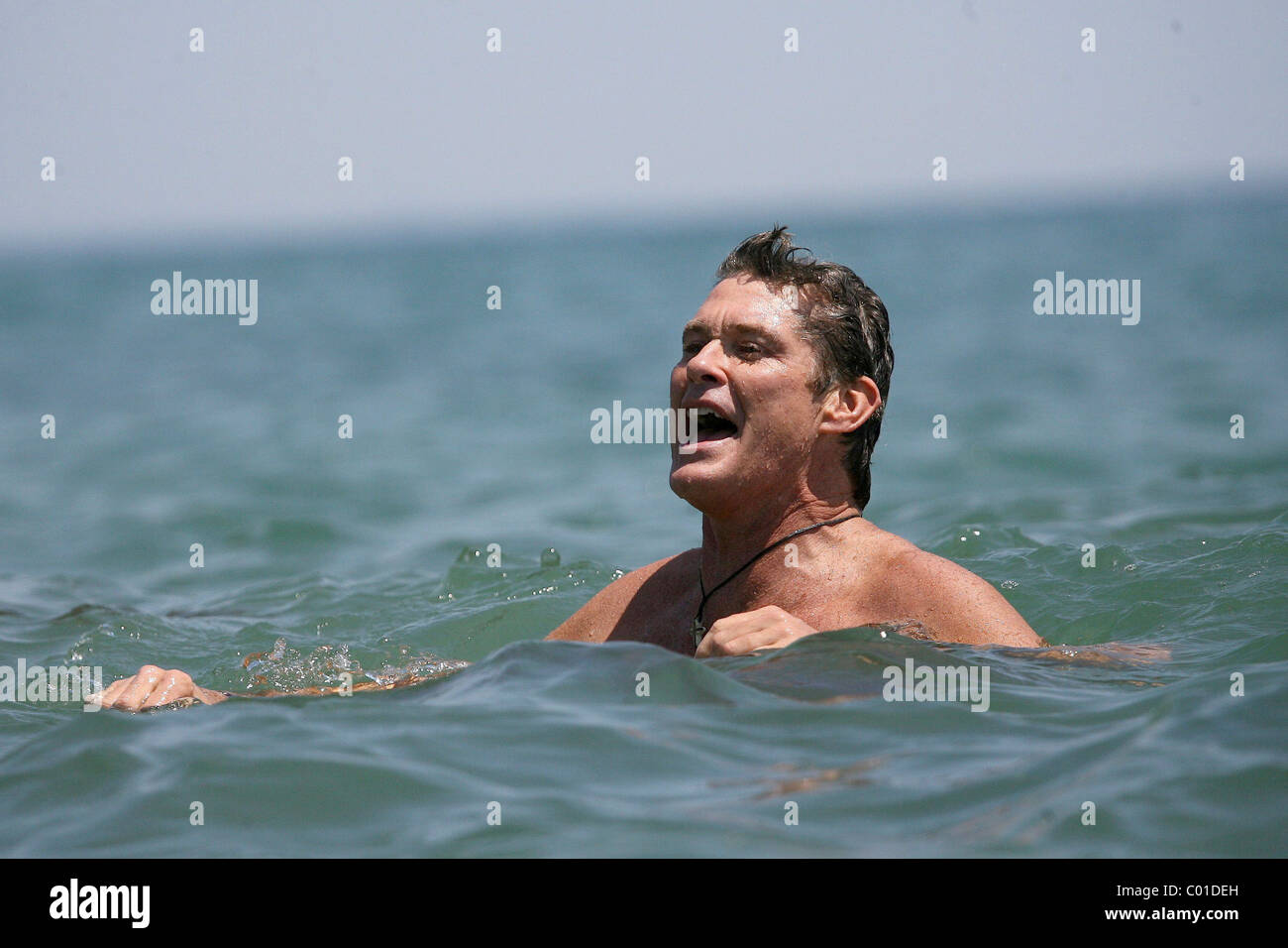 Baywatch star David Hasselhoff était de retour dans le groupe de travail de l'eau pour sa charité pour enseigner aux enfants les compétences du centre-ville de Banque D'Images