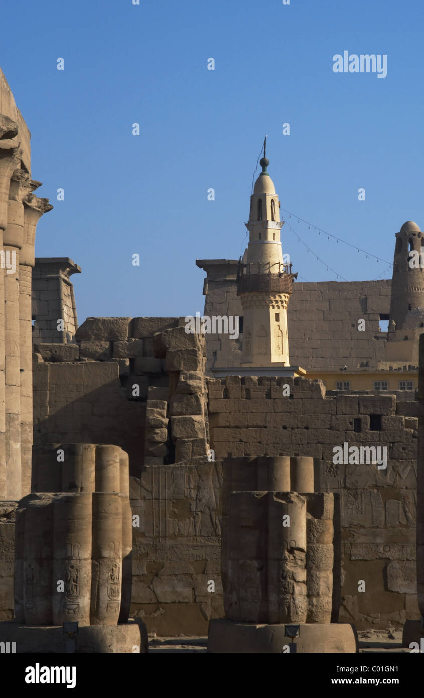 L'Égypte. Luxor. Mosquée d'Abou El-Haggag a été construit à l'intérieur du temple de Louxor pendant les Ayyubides sultans. Banque D'Images