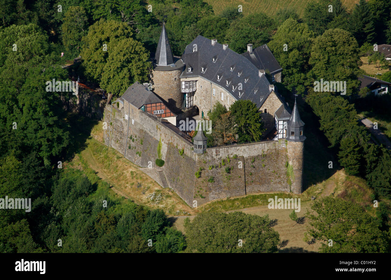 Vue aérienne, motte, rénové Schloss Hohenlimburg castle, Hagen, région de la Ruhr, Nordrhein-Westfalen, Germany, Europe Banque D'Images