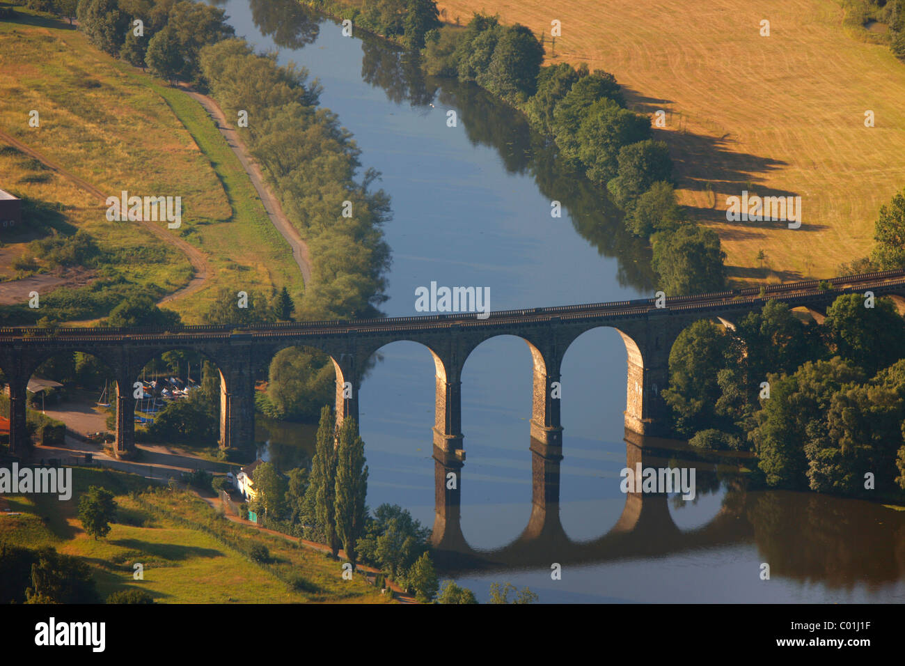 Vue aérienne, l'aqueduc sur Hensteysee Harkortsee lake, lac, rivière de la vallée de la Ruhr, Ruhrtal, Herdecke, région de la Ruhr Banque D'Images