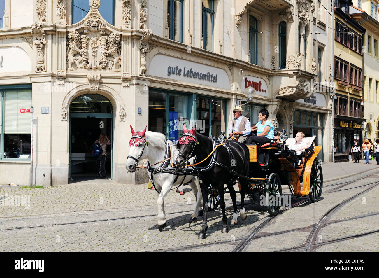 Promenades en calèche pour les touristes, la place de la cathédrale, Domplatz Erfurt, Thuringe, Allemagne, Europe Banque D'Images