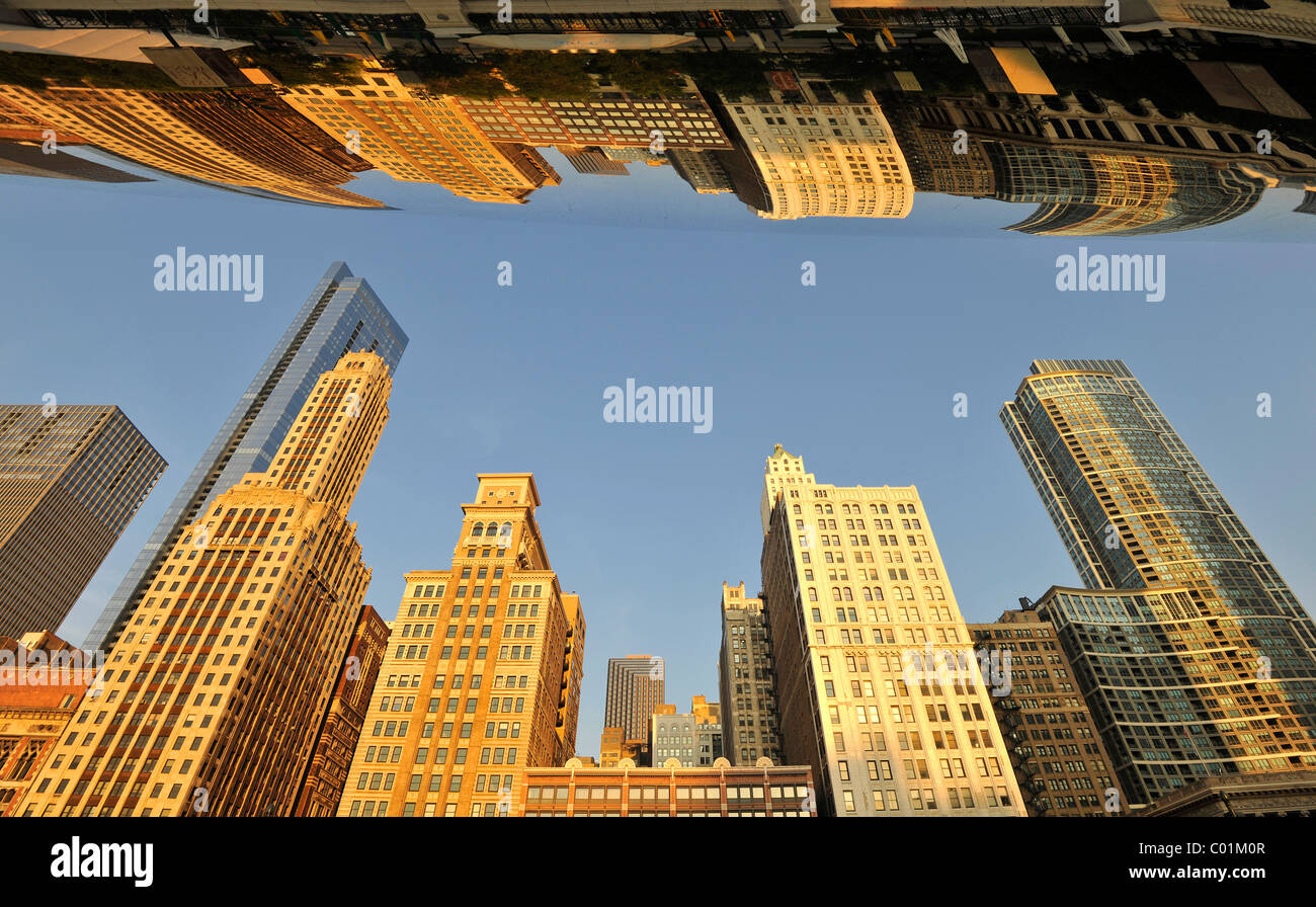 Horizon de Chicago, qui se reflète sur la surface de la Cloud Gate sculpture, héritage de Millennium Park Building, l'héritage Banque D'Images