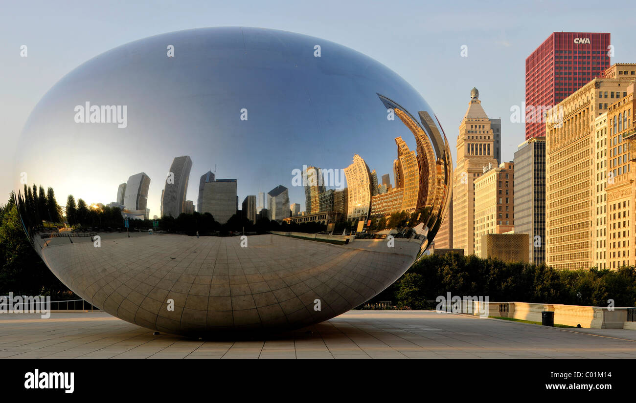 Horizon de Chicago, qui se reflète sur la surface de la Cloud Gate sculpture, surnommé le bean, créé par Anish Kapoor, Legacy Banque D'Images