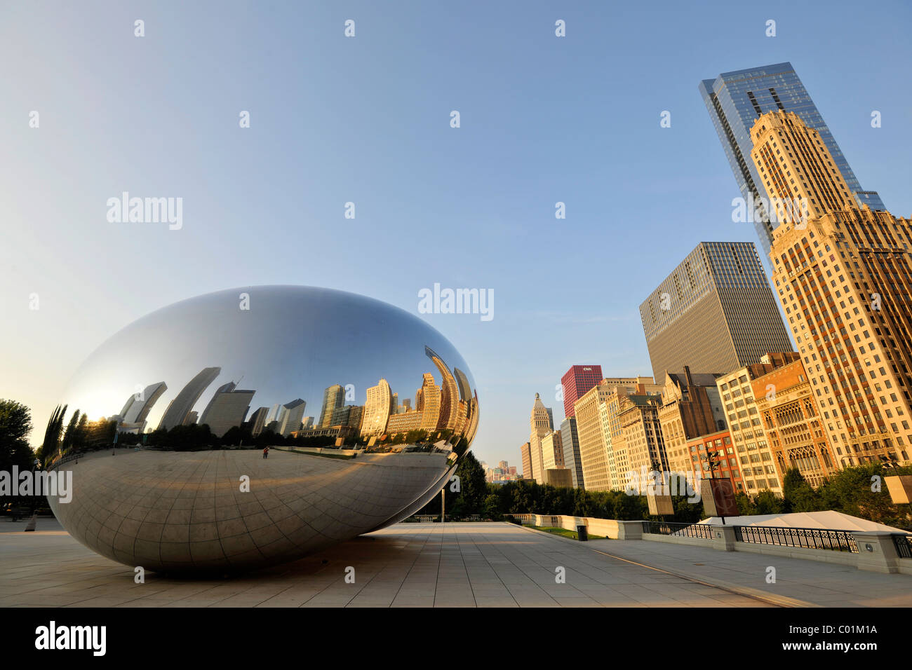 Horizon de Chicago, qui se reflète sur la surface de la Cloud Gate sculpture, surnommé le bean, créé par Anish Kapoor, Legacy Banque D'Images
