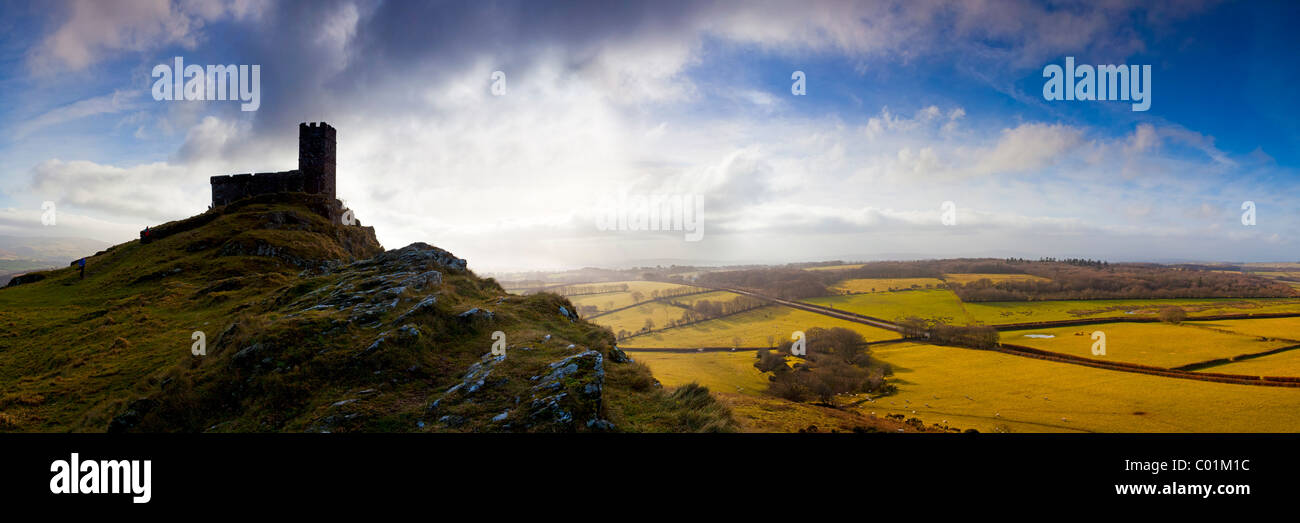 Vue panoramique sur l'église de St Michael de Rupe, Brentor Dartmoor National Park, Devon, Angleterre Royaume-uni Banque D'Images