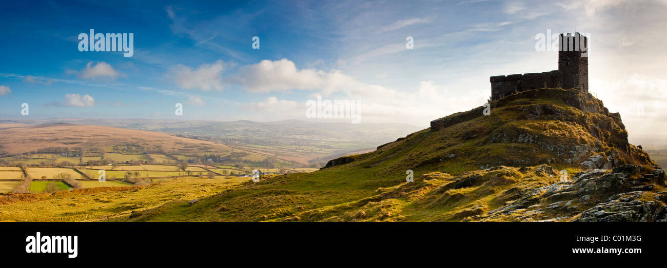 Vue panoramique sur l'église de St Michael de Rupe, Brentor Dartmoor National Park, Devon, Angleterre Royaume-uni Banque D'Images