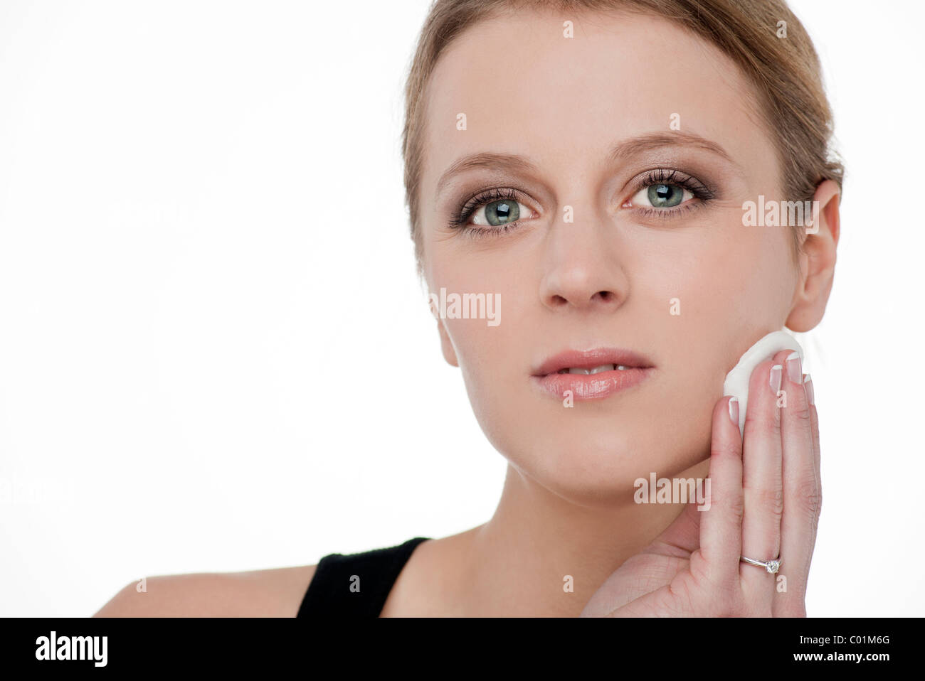 Femme blonde dépose composent avec coton Banque D'Images