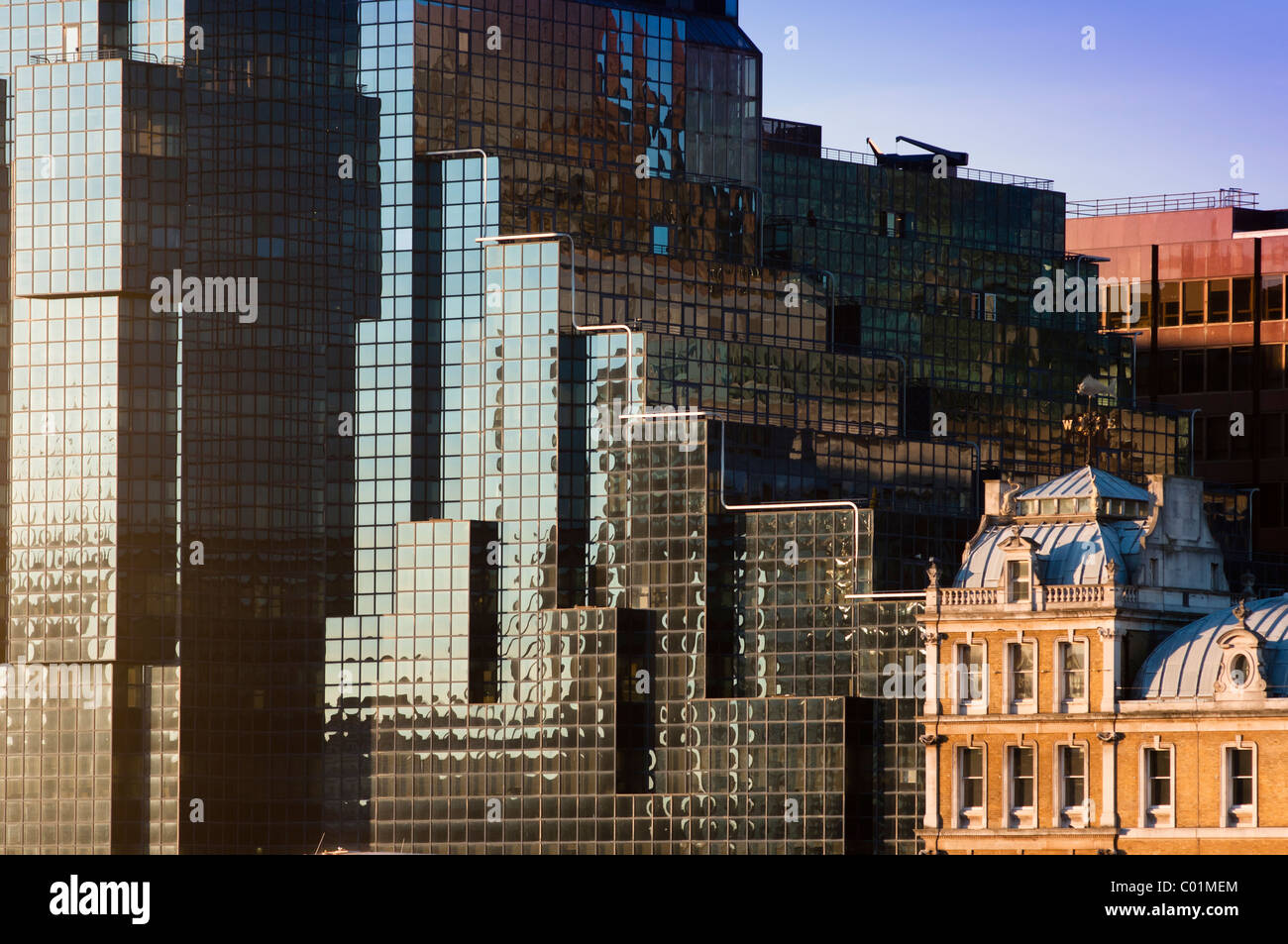 Architectures contrastées - anciennes et nouvelles - sur la rive nord de la Tamise, Londres, Angleterre. Banque D'Images