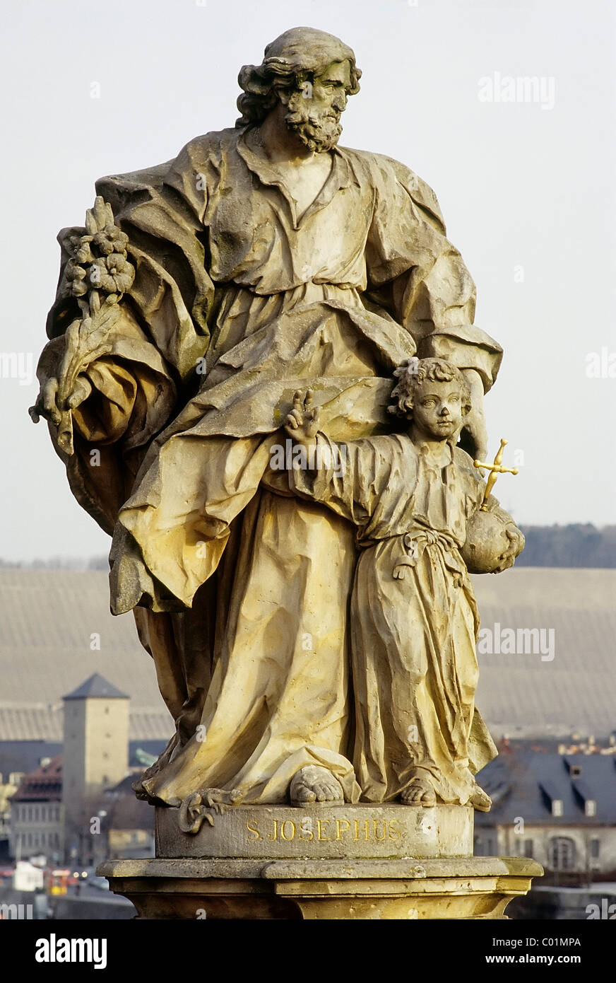 Saint Joseph avec Jésus comme un enfant, Baroque sculpture sur le pont Alte Mainbruecke, Wuerzburg, Basse Franconie, Bavière Banque D'Images