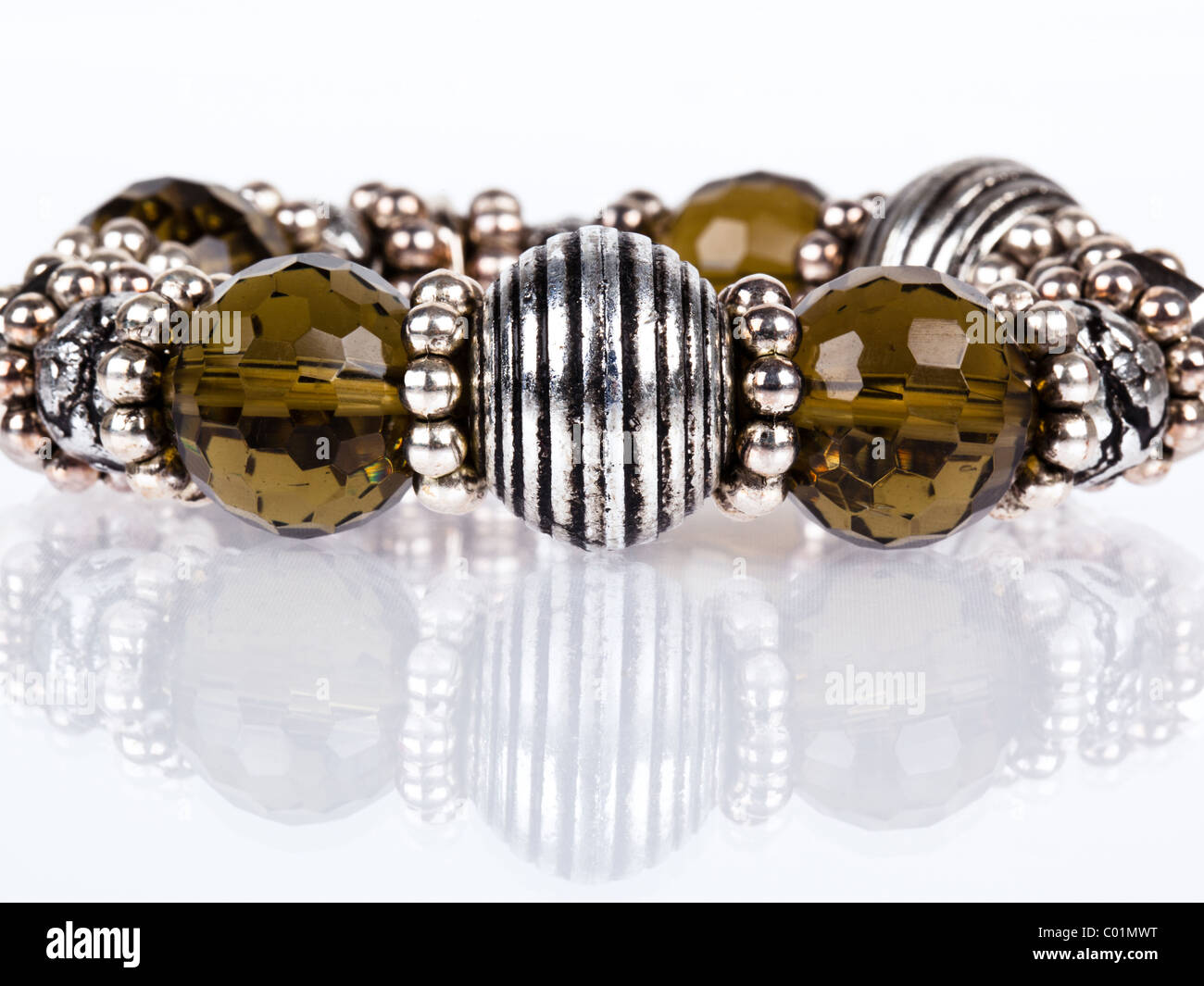 Etains & verre/plastique bracelet bijoux en perles sur une base de réflexion. Banque D'Images