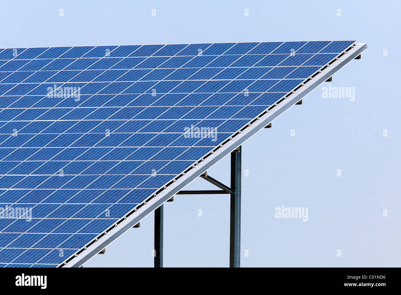Système d'énergie solaire avec des modules solaires près de Plattling, Bavaria, Germany, Europe Banque D'Images