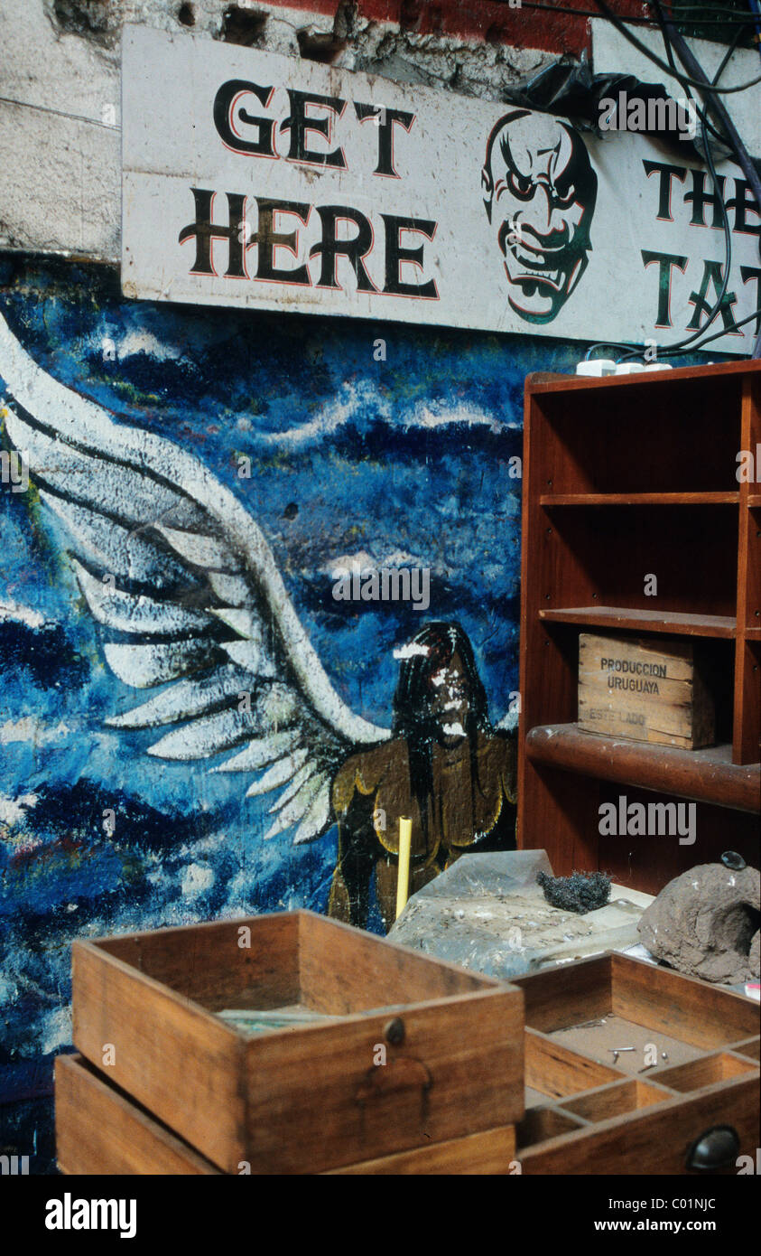 Junk-shop, l'ancien studio de tatouage ange, figure sur le mur Banque D'Images