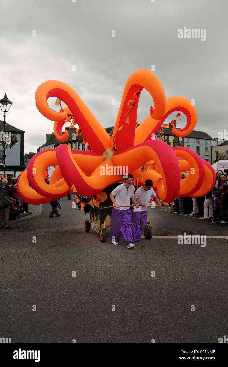 Carnival club à la parade de la fête du village à Birr, County Offaly, Midlands, République d'Irlande, Europe Banque D'Images