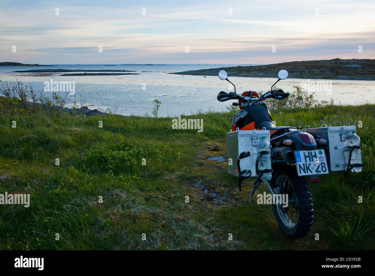 Moto enduro sur la côte norvégienne dans le crépuscule du soir, Gimsefjorde, Norway, Scandinavia, Europe Banque D'Images