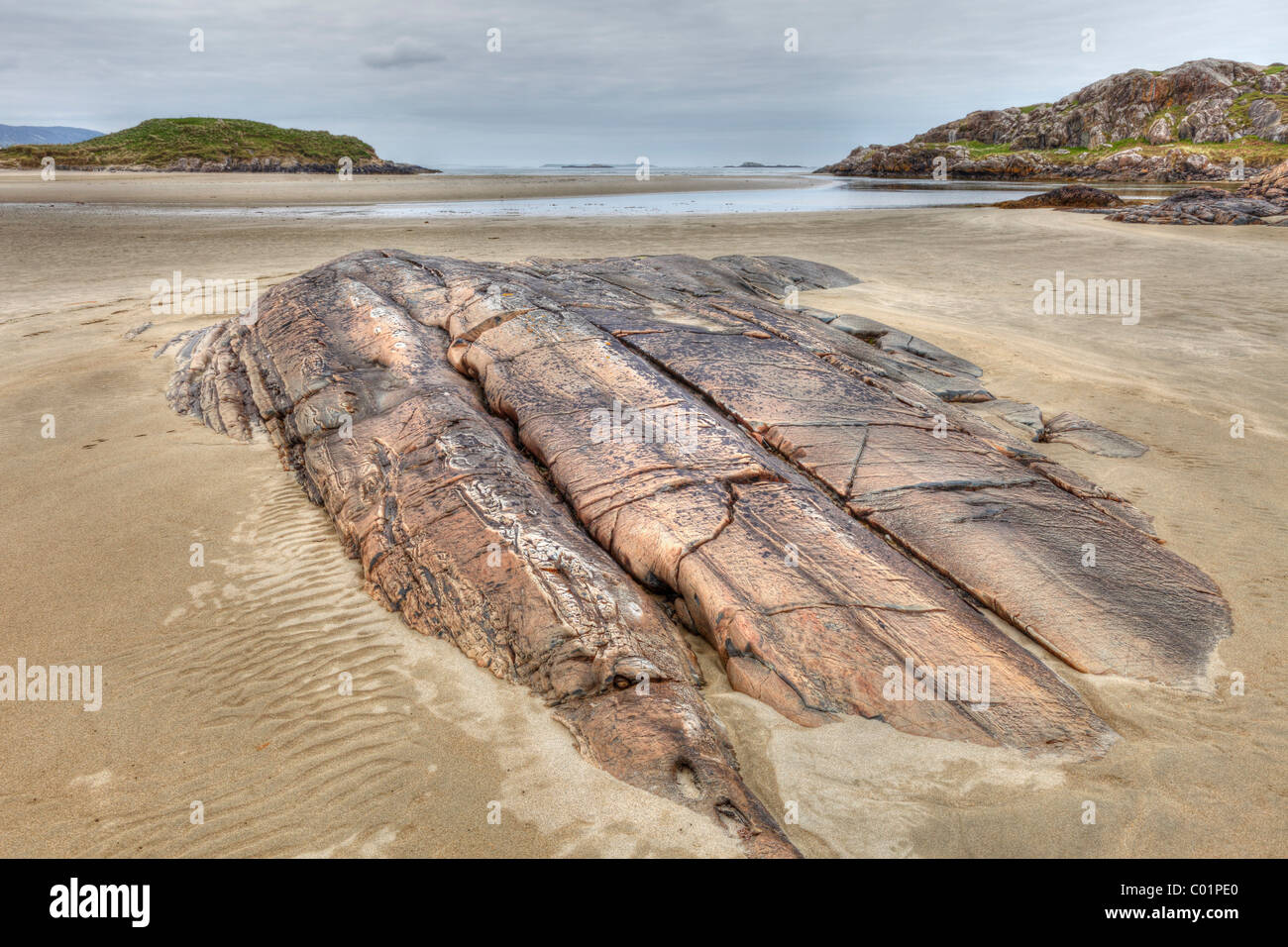 Rock en plage de sable fin, est, de Lettergesh Connemara, comté de Galway, en République d'Irlande, Europe Banque D'Images