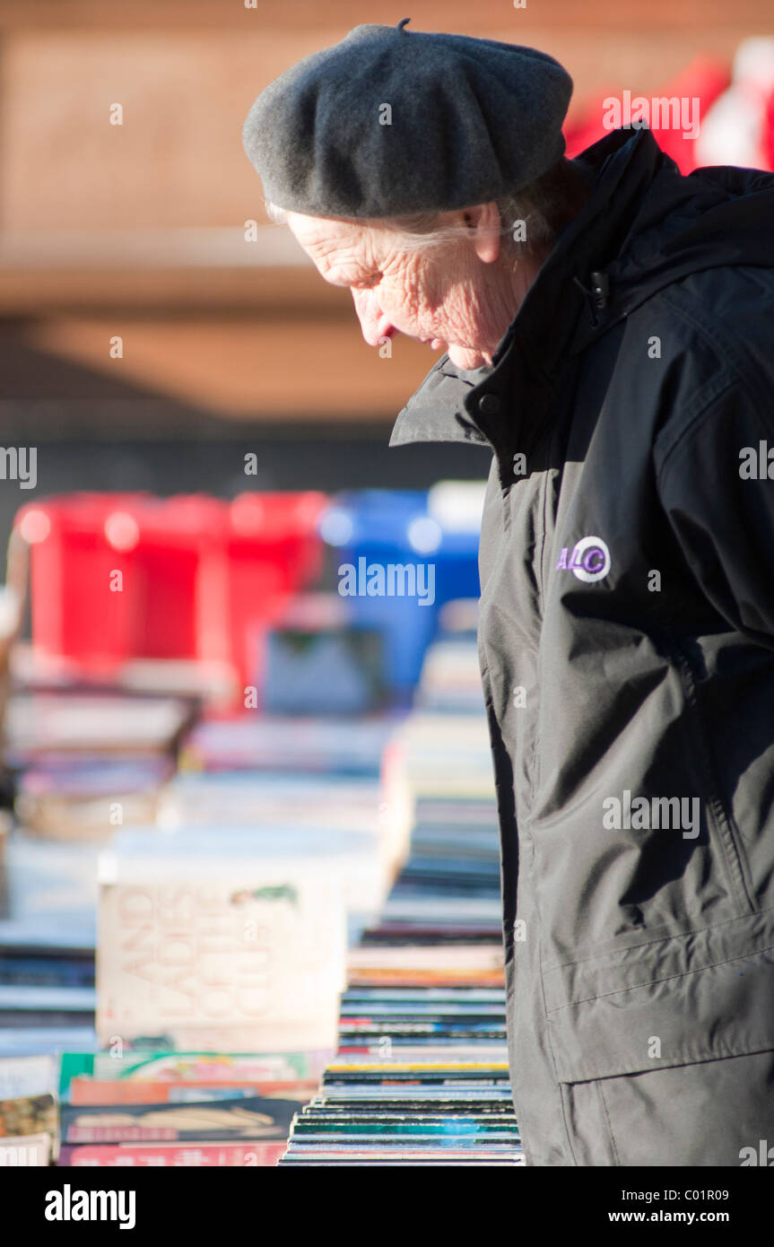 Une vieille dame parcourt le second hand books au South Bank, Londres Banque D'Images
