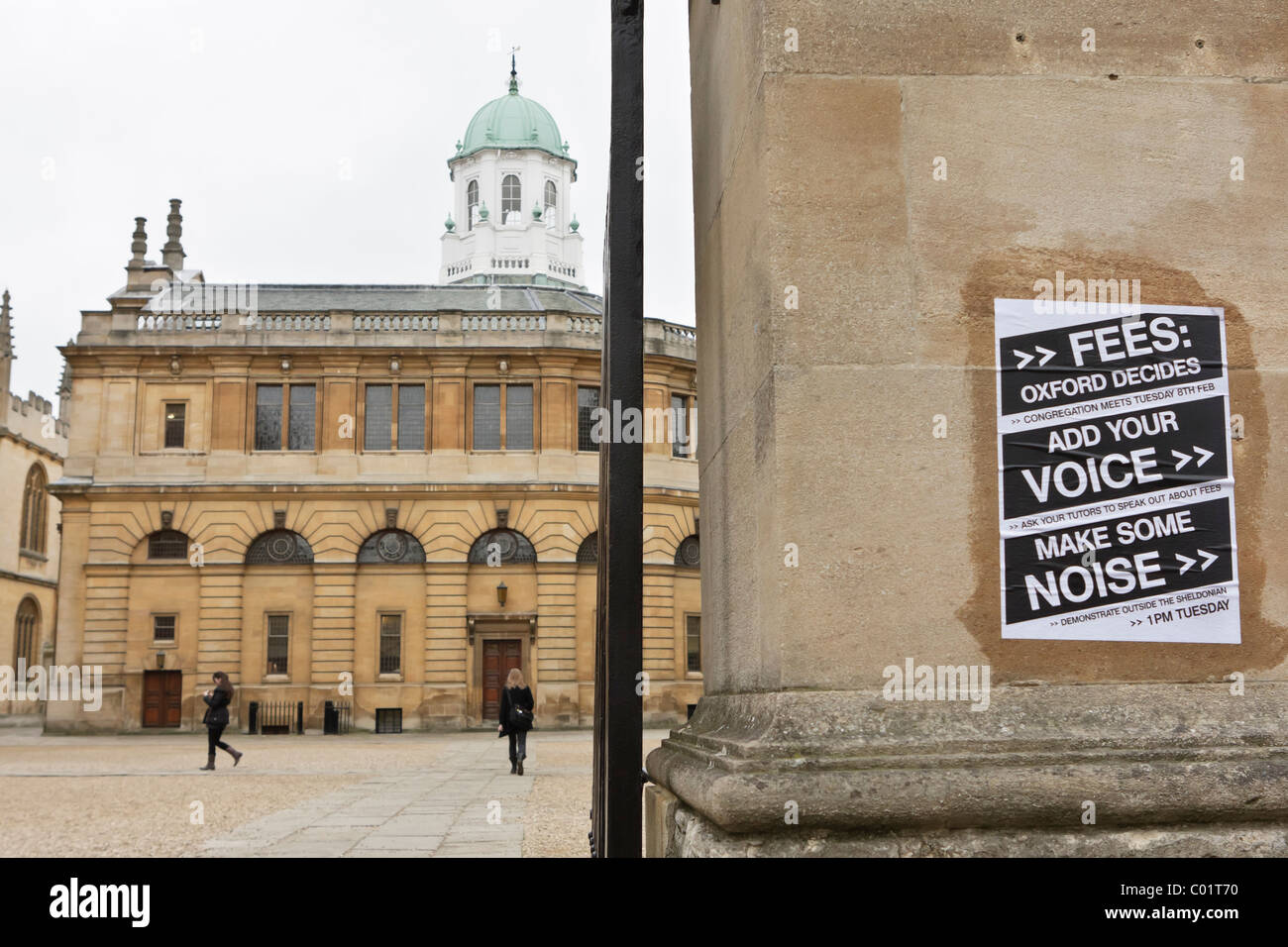 L'université et des frais afférents à l'affiche le Théâtre Sheldonian en arrière-plan. Oxford, UK. Banque D'Images