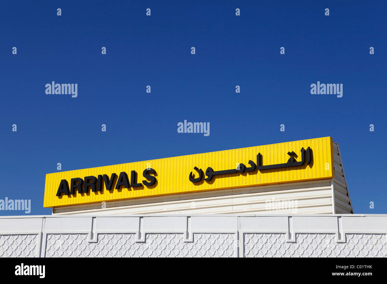 Un signe dit "arrivants" en anglais et arabe. Banque D'Images