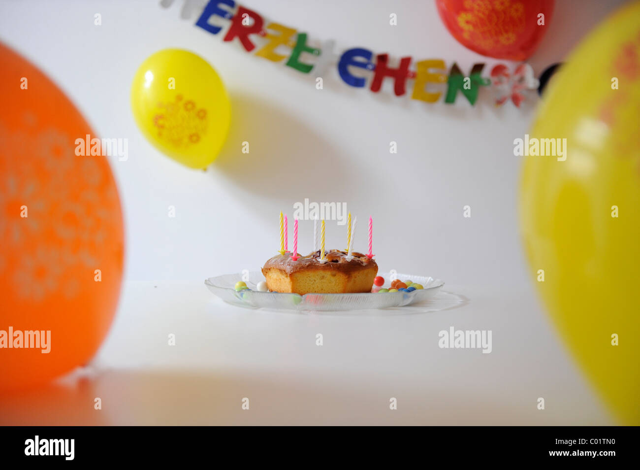 Gâteau d'anniversaire, ballons, décorations, fête d'anniversaire de l'enfant Banque D'Images