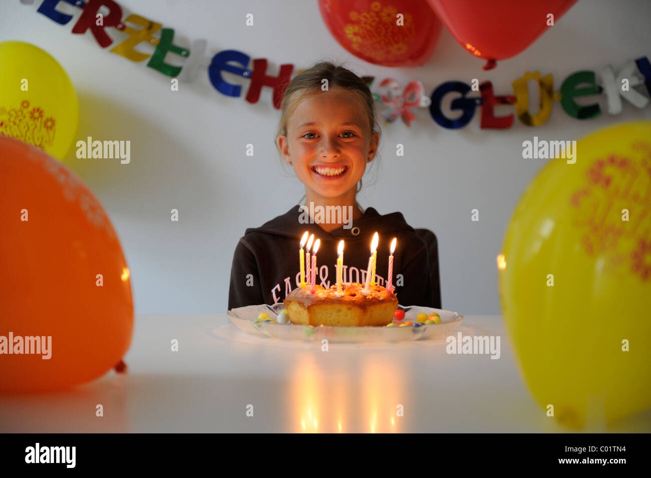 Gâteau d'anniversaire, ballons, décorations, d'enfant d'anniversaire d'une fillette de 8 ans Banque D'Images