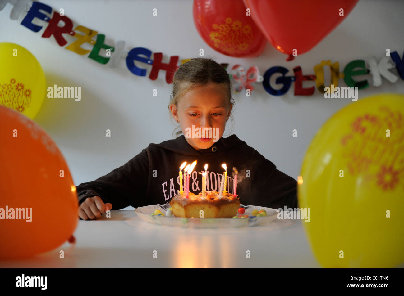 Gâteau d'anniversaire, ballons, décorations, d'enfant d'anniversaire d'une fillette de 8 ans Banque D'Images